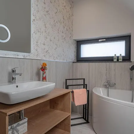 Vinita W/ Jacuzzi & Sauna Near Thermal - Happy